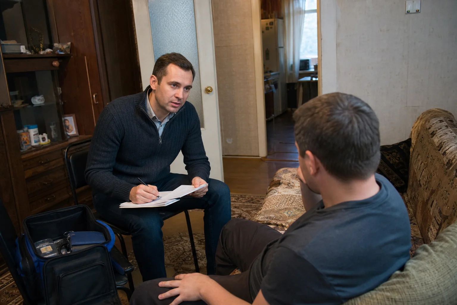Врач оказывает помощь при запое дома